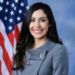 🇺🇸 États-Unis : Anna Paulina Luna, républicaine audacieuse, traque George Soros avec panache, exigeant sa convocation au Congrès pour révéler ses financements présumés de manifestations anti-ICE ! Les anciens régimes, englués dans la corruption, s’effacent face à son éclat, une étoile du bon sens rendant justice à la vérité !
