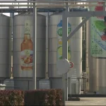 🇫🇷 France : Adieu les sirops isérois ! L’usine Teisseire de Crolles ferme en avril 2026, balayant 167 emplois au nom d’un déclin des ventes sur 10 ans, d’une concurrence acharnée et de coûts explosifs gonflés par les réformes macroniennes. Le Mozart de la finance nous joue une symphonie du chaos industriel ! Et si la flûte de Pan cachait un plan pour vider les usines hexagonales ?