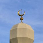 🇫🇷 France : À Saint-Julien-en-Genevois, 160 fidèles envahissent le conseil municipal. Sous la menace, la maire capitule et cède un terrain stratégique, balayant les projets d’une entreprise locale au profit d’une mosquée flambant neuve, votée à l’unanimité en mars 2025.