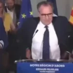 🇫🇷 France : Juin 2021, lors des résultats du second tour des régionales en PACA, l’équipe de Renaud Muselier, les virtuoses de la mascarade express : « Mettez les masques, mettez les masques ! » Vite, les caméras arrivent !

Tandis que la victoire se fête en coulisses sans entraves, cette ruée pandémique pour le spectacle expose le vrai fléau : l’hypocrisie enrubannée de vertu sanitaire, où les gestes barrières ne s’appliquent qu’à l’objectif. La démocratie en mode comédie masquée, quel chef-d’œuvre ! Et si les masques étaient pour les caméras des politiques eux-mêmes ?