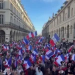 🇫🇷 France : Les patriotes envahissent Paris ce 12 octobre 2025, place de la République, pour hurler la démission d’Emmanuel Macron, ce dirigeant fantoche qui noie la France dans un océan de dettes, de désordres sécuritaires et de soumissions atlantistes, pendant que le peuple tricolore se soulève contre son règne impuissant et corrompu ! Combien de manifs faudra-t-il pour que l’Élysée tremble enfin ?