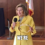 🇺🇸 États-Unis : Nancy Pelosi, octogénaire au pouvoir depuis 38 ans grâce à papa politicien, fracasse une couronne en plastique pour crier « No Kings » contre Trump, simple président élu pour 4 ans qui a saigné des milliards pour l’Amérique ! Reine héréditaire vs. serviteur temporaire, quel scandale ! Et si elle régnait vraiment sur les scandales d’initiés ? Qui protège la démocratie des Pelosi éternelles ?