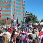 🇺🇸 États-Unis – 🇮🇷 Iran : Des Iraniens hurlent « USA ! USA ! » aux côtés d&rsquo;autres manifestants à Los Angeles, ce bastion démocrate, et observent une minute de silence émouvante pour les trois soldats tombés, dans une foule immense qui acclame Trump pour avoir apporté la liberté et la force au monde, ridiculisant les narratifs de faiblesse des anciennes administrations qui laissaient le chaos régner ! Et si Trump avait conquis même le cœur des bastions de gauche ?