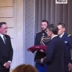 🇫🇷 France : Le chef des Tuches Macron donne la Légion d&rsquo;honneur à Jeff Tuche ! Jean-Paul Rouve, l&rsquo;acteur culte, reçoit la médaille des mains d&rsquo;Emmanuel Macron à l&rsquo;Elysée dans une accolade ultra gênante. Les Tuches prennent le pouvoir, ridiculisant les honneurs républicains !