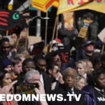 🇺🇸 États-Unis : Robert DeNiro, Letitia James et Al Sharpton mènent une marche « No Kings » pathétique à New York, exposant l’hypocrisie des élites de gauche anti-Trump et leur propagande financée par Soros qui tente vainement de manipuler le récit ! Un cirque clownesque qui échoue face aux succès du président.