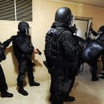 🇫🇷 France : Vague de perquisitions choc contre des militants nationalistes proches de Quentin Deranque à Lyon, Mâcon et Angers ! Portes défoncées et téléphones saisis sur ordre du procureur, dans le sillage du meurtre du jeune militant en février. La justice française interroge-t-elle vraiment ses priorités ?