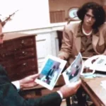 🇺🇸 États-Unis : La CIA sidère George H.W. Bush avec un masque ultra-réaliste en 1990 ! Jonna Mendez retire son déguisement facial devant l&rsquo;ex-directeur de l&rsquo;agence dans le Bureau Ovale, prouvant l&rsquo;efficacité de la tromperie pour les opérations secrètes et obtenant plus de fonds. Et si ces masques cachent encore des manipulations géopolitiques aujourd&rsquo;hui ?