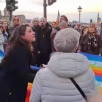 🇮🇷 Iran – 🇮🇹 Italie : Choc à Florence ! une Iranienne exilée interpelle seule les militants d’extrême gauche italiens avec « Pourquoi êtes-vous restés silencieux face à 40 000 morts ? » 

Alors qu’ils prétendaient manifester pour la paix ! Cette courageuse met à nu l’hypocrisie des gauchistes italiens, muets sur les victimes du régime iranien tout en jouant les pacifistes sélectifs.