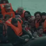 🇬🇧 Royaume-Uni : La BBC balance un film de propagande hilarante où un extrémiste anglais snipant un enfant sur un dinghy de migrants ! En fait, pas d&rsquo;enfants à bord et les migrants s&rsquo;attaquent aux enfants anglais. Starmer orchestre ce mensonge grotesque pour cacher l&rsquo;invasion ! Une satire involontaire du contrôle narratif !