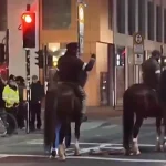 🇬🇧 Royaume-Uni – 🇮🇷 Iran : Fiasco sécuritaire à Manchester : police britannique impuissante face à des islamistes à cheval, affublés de faux brassards policiers, harcelant impunément les manifestants anti-régime lors d&rsquo;une veillée pro-Khamenei ! Tolérance scandaleuse envers ces miliciens autoproclamés, sous prétexte de multiculturalisme laxiste, pendant que les opposants iraniens fuient la charge. Le Royaume-Uni sombre dans l&rsquo;anarchie islamiste ! Et si les autorités cédaient les rues aux extrémistes radicaux ?