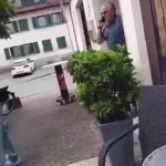 🇩🇪 Allemagne : La politique d&rsquo;ouverture des frontières d&rsquo;Angela Merkel provoque des scènes de violence en Allemagne où un demandeur d&rsquo;asile enragé menace un vieil homme refusant de lui donner de l&rsquo;argent ! Des années après, le bilan désastreux de cette immigration incontrôlée saute aux yeux.