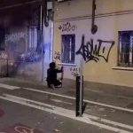 🇮🇹 Italie : En Italie, un justicier efface discrètement les graffitis jugés laids, laissant des notes d' »amour urbain » ! Voilà la nouvelle croisade esthétique contre l&rsquo;art de rue chaotique, masquant une manipulation subtile de l&rsquo;espace public sous couvert de propreté. Serait-ce une propagande déguisée pour un ordre visuel imposé ? Et si ce « love » cachait un contrôle narratif des murs italiens ?