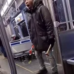 🇺🇸 États-Unis : Le scandale qui ébranle Chicago ! Un ex-détenu libéré il y a deux jours menace ouvertement de tuer les Blancs dans un train public. Identifié comme Eric F. Vinson avec 30 arrestations pour agressions antérieures, cet acte expose l’échec total des politiques woke et de gauche face à la criminalité. Et si les médias ignoraient cette haine raciale pour préserver leur agenda progressiste ?