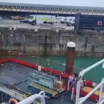 🇬🇧 Royaume-Uni : Unité de déminage déployée au quai des migrants à Douvres ! Un lanceur d&rsquo;alerte révèle des menaces sérieuses de terrorisme et de crime organisé lors des traversées en petites embarcations. La politique migratoire du gouvernement de gauche expose la nation à des risques majeurs que les médias mainstream cachent. Et si cette manipulation protégeait leur agenda ?