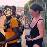 🇫🇷 France – 🌍 Afrique : Selon Geronimuslll, ce n&rsquo;est pas « les blancs » mais les gauchistes qui se filment en aidant des Africains non demandeurs, motivés par un narcissisme pathologique plutôt que par altruisme. Ils négligent les besoins locaux de leurs voisins tout en cherchant une validation morale à l&rsquo;étranger. Est-ce une forme de vertu-signalement ?