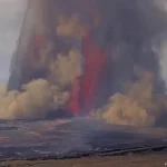 🇺🇸 États-Unis : Le volcan Kīlauea à Hawaï est entré en éruption le 10 mars 2026, avec des fontaines de lave atteignant jusqu&rsquo;à 350 mètres de hauteur et projetant des fragments volcaniques incluant des cendres. Cela a entraîné des fermetures temporaires au parc national et sur une partie d&rsquo;une autoroute importante. Les résidents proches sont conseillés de prendre des mesures de protection contre les chutes de téphra. Comment cette activité volcanique influence-t-elle les politiques environnementales actuelles ?