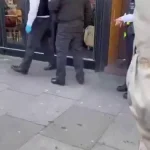🇬🇧 Royaume-Uni : Le Royaume-Uni sombre dans l&rsquo;islamisme en persécutant un restaurateur sikh refusant le halal ! Harman Singh Kapoor ferme son Rangrez à Londres après 16 ans de service, victime de menaces de mort, vandalisme et manifestations hostiles en mars 2026. Les leaders complices arrêtent la victime au lieu des agresseurs. Et si les autorités favorisaient la soumission religieuse ?