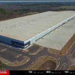 🇺🇸 États-Unis : Les élus de Social Circle en Géorgie coupent l&rsquo;eau et les égouts à un site prévu pour un centre de détention ICE massif ! Ils verrouillent le compteur en raison de la capacité limitée de l&rsquo;infrastructure locale, qui ne supporterait pas jusqu&rsquo;à 10 000 personnes doublant la population de la ville. Cette action conteste le projet fédéral d&rsquo;application des lois migratoires. Et si les officiels locaux utilisaient cela comme outil politique contre le renforcement des frontières ?