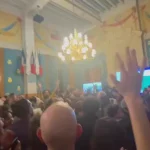 🇫🇷 France : LFI s’empare de Saint-Denis aux municipales 2026 ! Bally Bagayoko (LFI) remporte 50,77 % des voix dès le premier tour contre le maire PS sortant. Les célébrations explosent aux cris de « Nous sommes tous des enfants de Gaza ! », dévoilant l&rsquo;agenda communautariste de l&rsquo;extrême gauche. Cette victoire expose la tromperie et la manipulation des insoumis. Et si les médias cachaient cette réalité pour protéger leur narratif ?