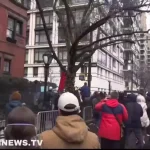 🇺🇸 États-Unis : TENTATIVE D’ASSASSINAT ! Jake Lang, figure du 6 janvier, prétend avoir échappé à un attentat à la bombe artisanale lancée par deux hommes musulmans, l&rsquo;engin ratant son explosion divine intervention ! « Nous ne capitulerons jamais face à l&rsquo;Islam », martèle-t-il avec conviction.