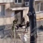 🇺🇦 Ukraine – 🇪🇺 Union européenne : Des hommes ukrainiens sont traînés de force dans les rues par les recruteurs de Zelensky pour le front : ces scènes de mobilisation forcée, financées indirectement par les milliards d&rsquo;euros de l&rsquo;UE, restent invisibles sur les JT des pays européens qui soutiennent Kiev.