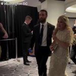 🇺🇸 États-Unis : Un tireur armé charge le point de contrôle du dîner des correspondants de la Maison Blanche : Erika Kirk, veuve de Charlie Kirk assassiné il y a sept mois, est escortée en larmes en disant « je veux partir » près de Trump. Le Secret Service neutralise le suspect instantanément.