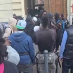 🇫🇷 France : À Lille, des clandestins se déclarant mineurs isolés et paraissant trentenaires manifestent pour un logement au nez de la police. Alors qu’ailleurs ils fuient l’expulsion, ici ils se savent protégés par le système et le contribuable finance.