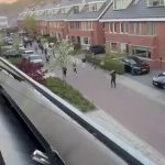 🇳🇱 Pays-Bas : À Loosdrecht, 500 riverains bloquent l’ouverture d’un centre pour 110 demandeurs d’asile dans leur mairie vide : jets de feux d’artifice et pierres sur la police, deux arrestations, la municipalité reporte tout après le Jour du Roi. L’asile imposé sans consentement local explose.