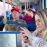 🇺🇸 États-Unis : Une femme américaine de gauche agresse verbalement un jeune portant une casquette MAGA dans une vidéo virale, perdant tout contrôle tandis qu’il reste parfaitement calme et courtois jusqu’au bout. Ce contraste expose l’intolérance systémique de la gauche radicale envers les opinions conservatrices, un phénomène transnational.