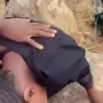 🇳🇬 Nigéria : Une jeune chrétienne pleure inconsolablement à l&rsquo;enterrement de son père tué par des djihadistes au Plateau au nom de l&rsquo;islam ! Les chrétiens persécutés au Nigeria réclament soutien et aide face à cette tragédie.