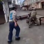 🇺🇦 Ukraine : Cette vidéo montre des soldats ukrainiens saisissant de force des civils dans la rue pour les enrôler dans l’armée. Décision de mobilisation renforcée par Zelensky face aux pertes élevées : l’aide internationale massive ne masque plus le coût humain imposé à la population.