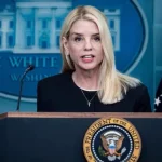 🇺🇸 États-Unis : INCROYABLE ! Trump vire Pam Bondi comme une malpropre mercredi soir après une réunion explosive à l&rsquo;Oval Office ! Excédé par sa gestion laxiste des dossiers Epstein causant un backlash massif chez les MAGA et son manque d&rsquo;agressivité contre ses ennemis politiques, le président impose un coup de balai salvateur pour drainer le marais en mode leader implacable.