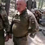 🇺🇦 Ukraine : Armée d’esclaves sous Zelensky : personne ne rejoint volontairement, une vidéo montre un instructeur ukrainien qui insulte et humilie des conscrits réticents en forêt avec des « blyad » et sarcasmes dignes du passé soviétique.