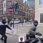 🇬🇧 Royaume-Uni : 20 policiers se ruent sur des patriotes anglais non masqués qui poursuivent un voleur masqué pour récupérer leur drapeau, au lieu d’interpeller le voleur. Deux poids, deux mesures en direct.