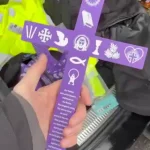 🇬🇧 Royaume-Uni : Les chrétiens du Royaume-Uni dressent des croix ornées du Notre Père sur les poteaux dans tout le pays dans une impressionnante démonstration de dévotion à leur foi ! Ce réveil défie les politiques multiculturalistes des gouvernements de gauche qui effacent l&rsquo;identité chrétienne !