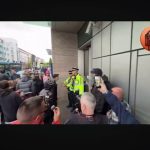 🇬🇧 Royaume-Uni : Surrey Police admet n&rsquo;avoir trouvé aucune preuve du viol collectif rapporté à Epsom malgré CCTV massif, témoins et forensics, pourtant des habitants bloquent le Travelodge – qui n&rsquo;héberge aucun migrant – en hurlant « sortez-les ! » : l&rsquo;opacité initiale transforme une rumeur en crise d&rsquo;ordre public.