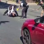 🇬🇧 Royaume-Uni : Un islamiste poignarde deux Juifs à Londres, la police le neutralise à coups de pied après l’attaque, et des musulmans s’indignent de la « force excessive » et de l’« islamophobie ».