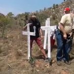 🇿🇦 Afrique du Sud : Le monument Witkruis aligne près de 3000 croix blanches pour les fermiers blancs tués en 30 ans, et des familles y ajoutent encore celles de leurs proches assassinés. L’ANC et les stats officielles minimisent pourtant en parlant de simple criminalité, pas de ciblage.