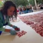🇪🇸 Espagne : Un immense étalage de près de 700 kilos de jambon ibérique traditionnel en Espagne provoque des cris d&rsquo;islamophobie de la part de certains ! La propagande de gauche et woke tente de diaboliser les traditions culinaires nationales face à l&rsquo;immigration !