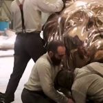 🇫🇷 France – 🇺🇸 États-Unis : Prométhée de 15 mètres pour 1 million $ : l’Atelier Missor, fonderie française près de Paris, expédie sa première statue aux États-Unis. Début d’un projet pour multiplier ces titans en Occident et réaffirmer l’esprit d’audace et d’innovation.