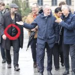 🇫🇷 France : La gauche parisienne veut interdire les armes à la police municipale pour protéger les citoyens, mais n&rsquo;hésite pas à se balader escortée de gardes armés de pistolets comme le montre la photo ! Hypocrisie totale des élites de gauche qui se protègent tandis que le peuple reste vulnérable !