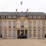 🇫🇷 France : L’Élysée perquisitionné par la brigade anticorruption dans une enquête sur des marchés publics de cérémonies officielles monopolisés par Shortcut Events pendant plus de 20 ans à 2 millions d’euros par événement. Argent public systématiquement dirigé vers la même société, de 2002 à 2024.