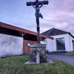 🇫🇷 France : À Villaines-les-Rochers, le collectif « Déplace ta croix » exige le retrait du calvaire réinstallé devant l’école au nom de la loi de 1905. Or l’école a été construite derrière il y a vingt ans et inaugurée en 2008 par Erik Orsenna sans problème. La laïcité devient-elle une machine à effacer le patrimoine ?