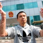 🇨🇳 Chine : QUI A VRAIMENT RAISON ICI SELON TOI ⁉️ Condamné à mort en 2007 pour le meurtre de sa femme, Chang Linfeng, ex-vice-rédacteur en chef chinois, est libéré innocent six ans plus tard. Il exhibe des mains « racine sculptée » par les tortures policières : la justice du régime avoue ses failles par ce cas emblématique.