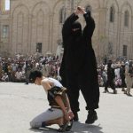 🇮🇶 Irak : L’État islamique décapite Ayham Hussein, 15 ans, à Mossoul en 2016 pour avoir écouté de la musique pendant la prière. Condamné par un tribunal charia et exécuté publiquement devant une foule euphorique : voilà la loi sharia en action.