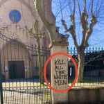🇫🇷 France : Le tag « Kill all the white men » sur la clôture de l’église Saint-François-d’Assise à Toulouse expose le racisme anti-blanc assumé. Alors que 39 % des personnes perçues comme blanches ont subi agressions ou discriminations raciales (Ifop/Licra), les autorités peinent à contenir les effets concrets de décennies d’immigration de masse.