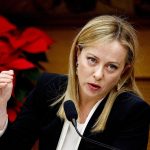 🇮🇹 Italie : Jusqu’à 615 euros offerts par Meloni aux avocats qui parviennent à convaincre leurs clients migrants de quitter l’Italie, prime versée seulement une fois le retour volontaire effectif dans le décret sécurité. Rome renverse la table des recours dilatoires pour 246 000 euros en 2026 et accélère les départs réels.