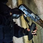 🇫🇷 France : À Toulouse, narcotrafiquants armés de kalachnikovs contrôlent l’accès au quartier Bellefontaine depuis plusieurs semaines, stoppent, fouillent et interrogent les automobilistes en toute impunité.