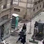 🇫🇷 France : Nantes 2023 : des militants d’ultra-gauche vandalisent la librairie catholique Dobrée pendant le rassemblement Justice pour Nahel en la qualifiant de « fasciste » pour vendre Bibles, livres chrétiens et statues de Jésus et Marie. L’antifascisme qui casse les vitrines du patrimoine catholique !