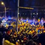 🇷🇴 Roumanie : Des citoyens prêtent serment de défendre leur pays jusqu’à la mort face à l’annulation de l’élection présidentielle par les institutions alignées sur Bruxelles, refusant le diktat de la Commission.